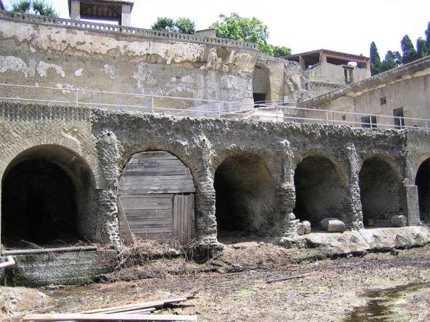 Boathouses on Herculaneum beach, where 300 skeletons were found. These unfortunate victims were about to be evacuated but never made it out. (Matthias Holländer / Public domain)
