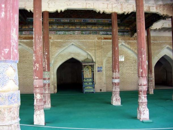 The fine woodwork in the Afaq Khoja Mausoleum. (Colegota / CC BY-SA 2.5 ES)