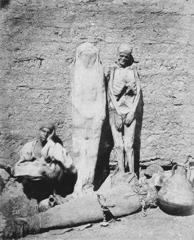 Street vendor selling mummies in Egypt, circa 1865. (Public Domain)