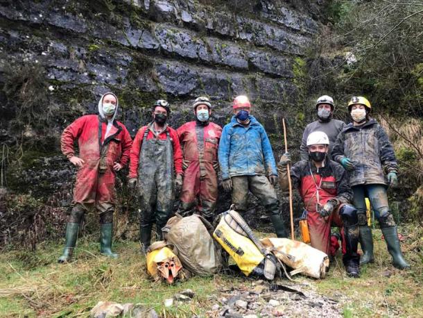 The team of speleologists that have worked to recover the remains of Loizu man (Navarra.es)