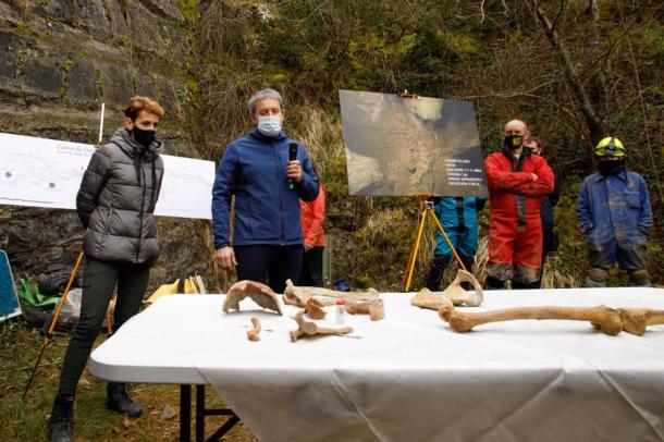 Here, President of Navarra, Maria Chivite listens to the archaeological descriptions from Jesús García Gazolaz of the Archaeology Section of the Government of Navarra,. (Navarra.es)