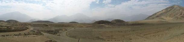 A panoramic view of the Caral complex site with the Andes in the background. (I, KyleThayer / CC BY-SA 3.0)