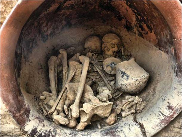 View of the interior of the grave, note the diadem on the female skull. (credit: Arqueoecologia Social Mediterrània Research Group, Universitat Autònoma de Barcelona/Antiquity Publications Ltd)