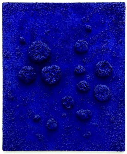 Paint on canvas on plywood. L'accord bleu (RE 10), 1960, mixed media piece by Yves Klein (1928–1962). Featuring IKB pigment on canvas and sponges. (CC BY-SA 3.0)
