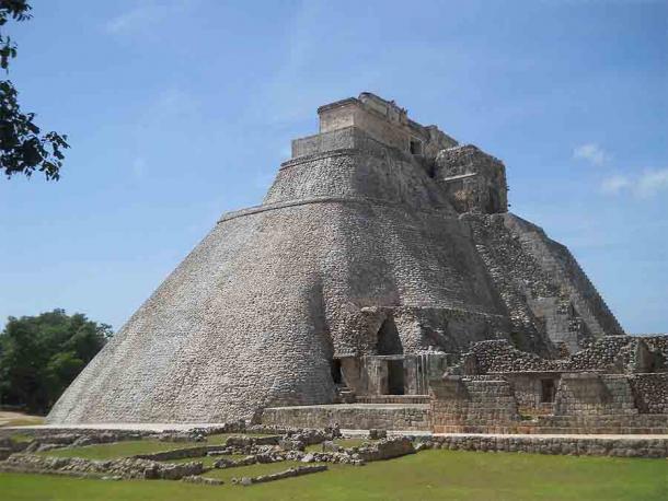 The Pyramid of the Dwarf in Uxmal, Yucatan Peninsula, according to legend was built in a single night by dwarfish sorcerer deity named Itzamna. (Adert / CC BY-SA 4.0)