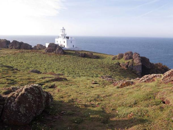 Skokholm Island lighthouse, home of Richard Brown and Giselle Eagle, who found the treasures the rabbits had unearthed. (Erni / Adobe Stock)