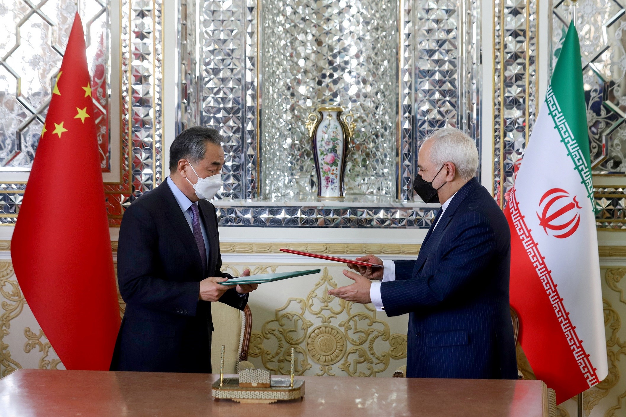 وزير الخارجية الإيراني محمد جواد ظريف ونظيره الصيني وانغ يي.
