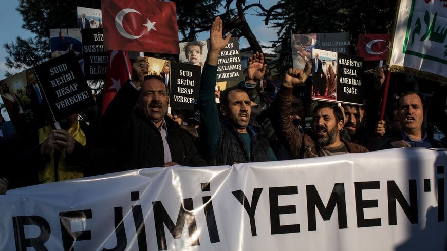 أتراك يحتجون أمام القنصلية السعودية في اسطنبول عام 2018.