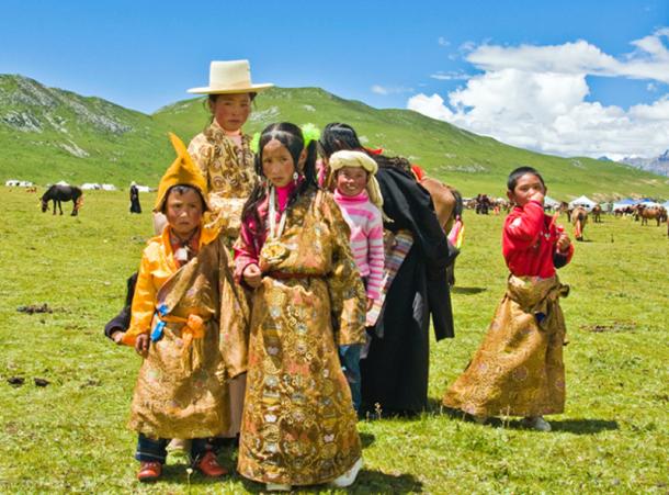 Tibetan peoples of the Tibetan Plateau gained the EPAS1 high altitude gene from the Denisovans. (Antoinetav / CC BY-SA 3.0)