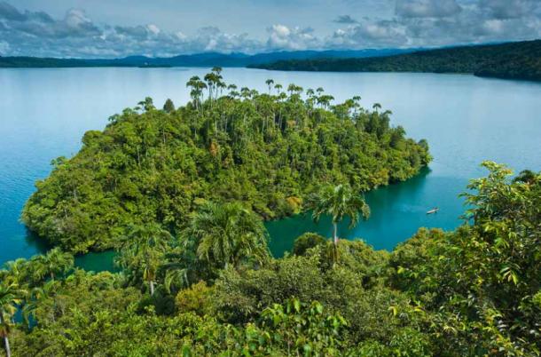 Papua New Guinea, Southern Highlands Province, Lake Kutubu, Kutubu island. (Marc Dozier)