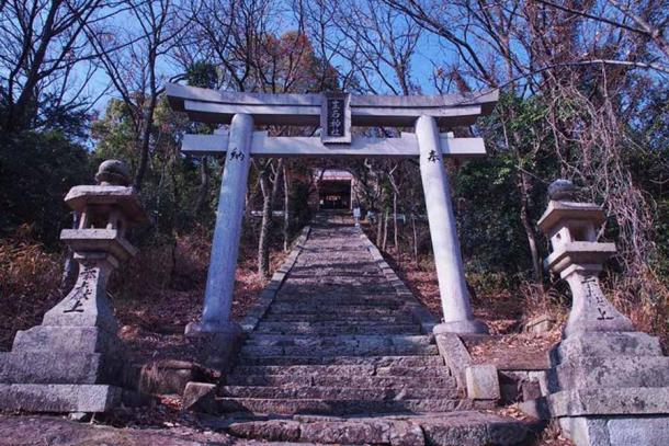 The path leading to the top of the small mountain where the Ishi-no-Hoden stands in its sacred compound within a Shinto shrine. (Setouchi Finder)