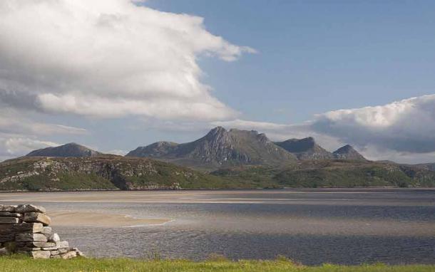 The Kyle of Tongue, Sutherland, Scotland where some of the Jacobite gold was recovered but not all of it. (2011 Schotland Ben Loyal aan Kyle of Tongue 3-06-2011 19-25-02.png: Paul Hermans *derivative work: Hogweard / CC BY-SA 3.0)