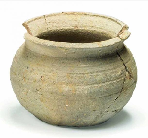 Another clay vessel used for preparing kosher foods found at the Oxford garbage dump in London, England. (Dunne et al. / Archaeological and Anthropological Sciences)