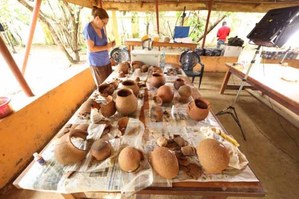 As part of the research into Nok culture, the terracotta artifacts were cleaned and photographed at the Janjala research station. (Peter Breunig / Goethe University)