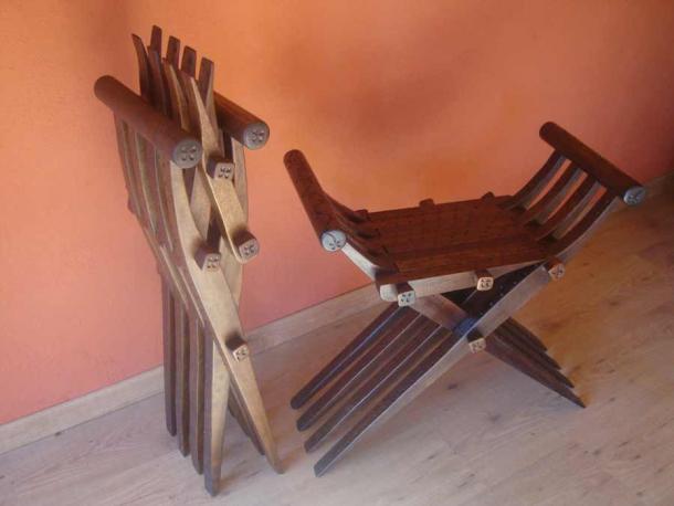 A folding Spanish wooden curule chair, which shows how the design of this kind of chair progressed steadily from ancient Roman times. (Slay / Public domain)