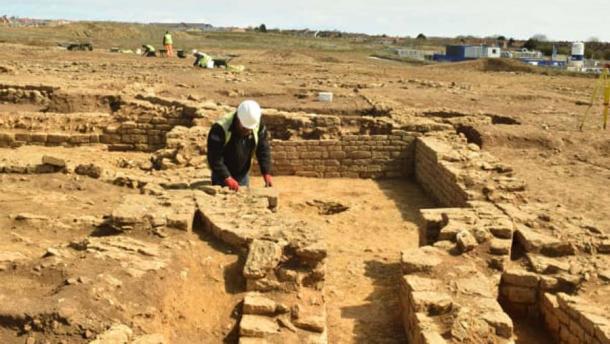 Excavations have unearthed what is been heralded as a unique Roman villa located in the Scarborough suburb of Eastfield in northern Yorkshire. (Maparch)