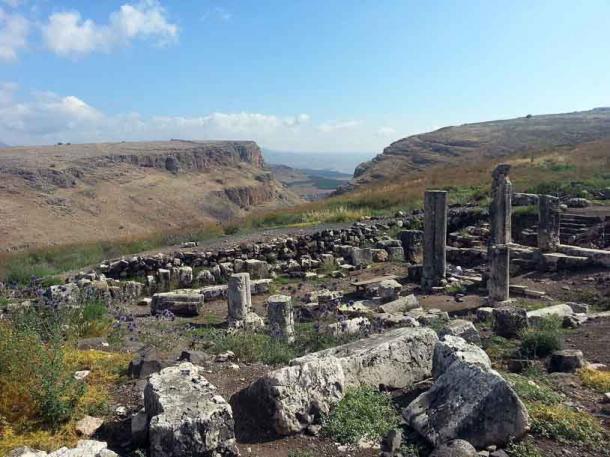 Arbel is best known for the ruins of an ancient synagogue, seen here, near to which the Byzantine amulet was unearthed. (Yael Alef / CC BY-SA 3.0)