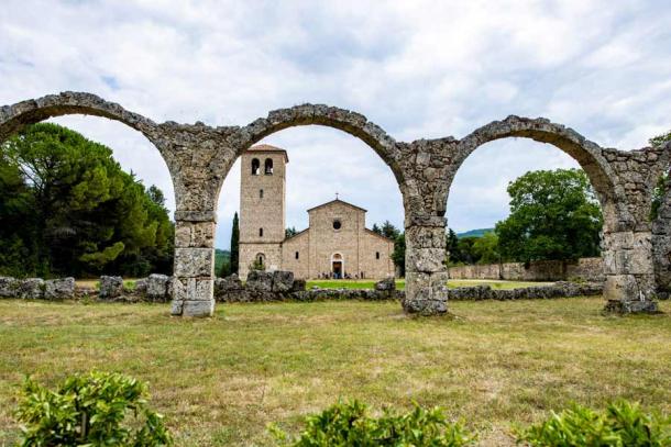 Ancient Roman arches in front of the Basilica Nuova in Isernia, Molise, Italy (Castel San Vincenzo). 