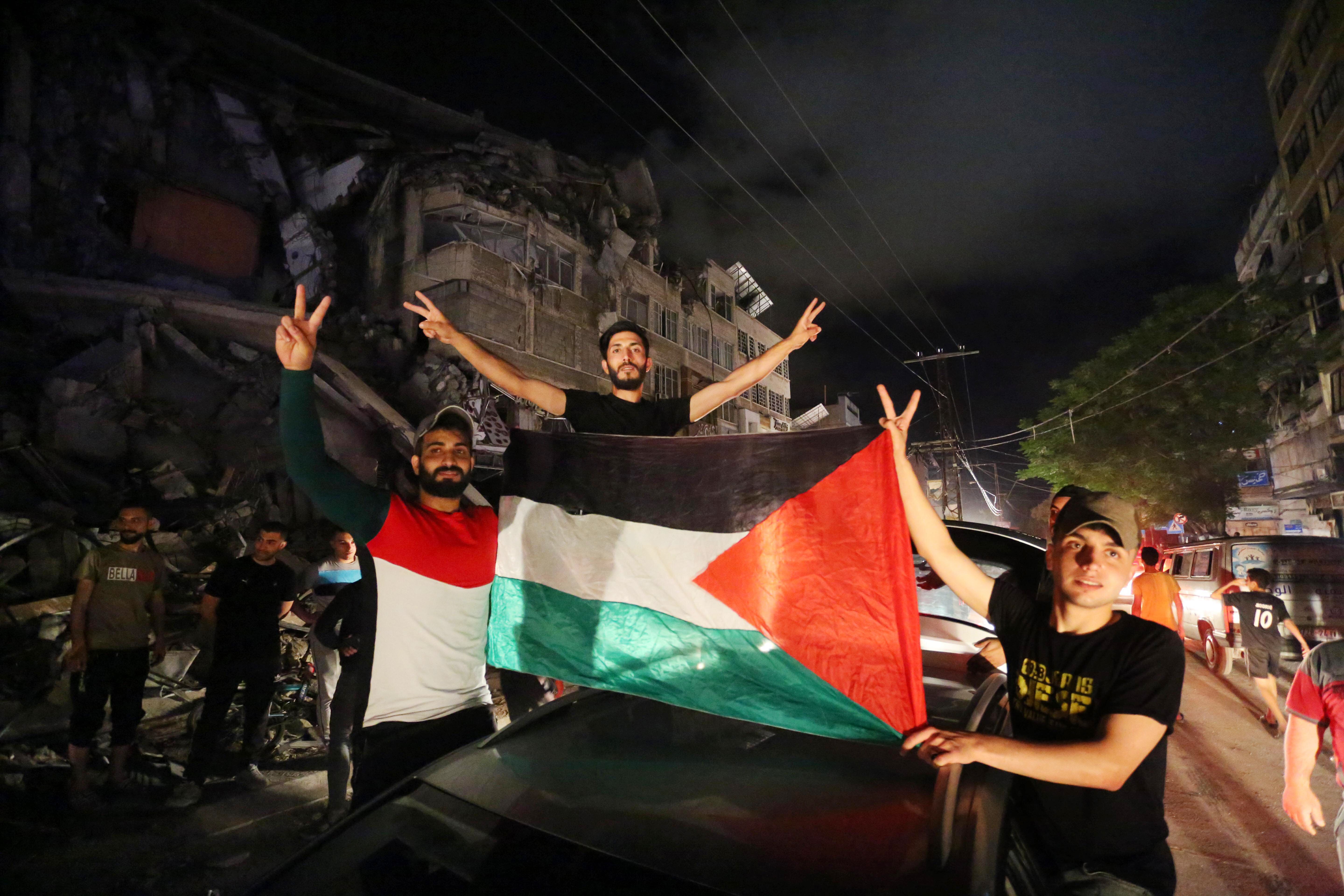Palestinians take the streets after "mutual and simultaneous" cease-fire deal between Israel and Hamas reached with Egypt med