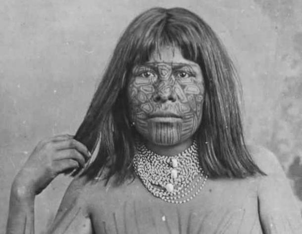A photo of a Mohave Native American woman with tattoos from 1883 AD taken at Needles, California, USA. (Public domain)