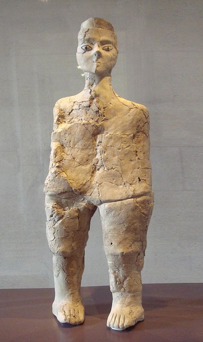 Just one of the many Ain Ghazal statues currently safe and secure in museum settings. (ALFGRN / CC BY-SA 2.0)