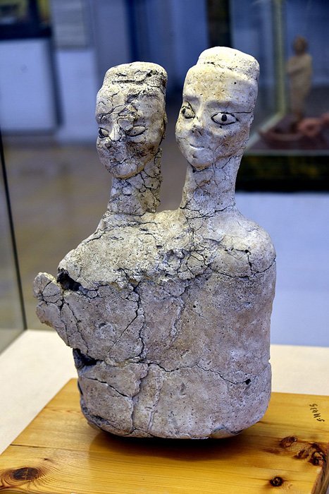 A beautiful two-headed Ain Ghazal statues, possibly a deity. On display at the Jordan Archaeological Museum, Amman, Jordan. (Osama Shukir Muhammed Amin FRCP / CC BY-SA 4.0)