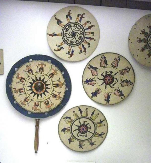 A phenakistoscope (described in the display as a "Phantasmascope") with cards. On display in Bedford Museum, England. (Public Domain)