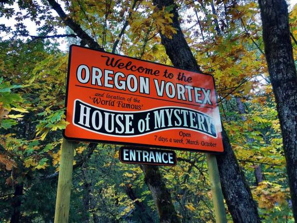 “The Oregon Vortex” is a roadside attraction that opened to tourists in 1930 on Sardine Creek in Gold Hill, Oregon, in the United States. Features like “gravity hill optical illusions,” are presented as paranormal where they are clearly perceptional games. (James Wellington from Cottage Grove, United States / CC BY 2.0)