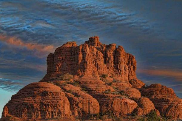 With an elevation of 1,499 meters (4,919 feet) Bell Rock is a well-known “butte” located just west of Courthouse Butte, north of the Village of Oak Creek, Arizona, south of Sedona in Yavapai County. (kwphotog / Adobe Stock)