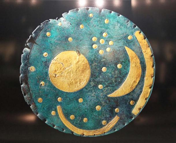 A photograph of the “famous” Nebra Sky Disk, found not far from where the spiral gold ornament was unearthed, was made by the German Neolithic-Early-Bronze-Age Unetice culture, which also made incredible pure gold cups, likely from the same gold alloy as the golden “hair ornament” recently found in the southwestern German Bronze Age burial site. (Frank Vincentz / CC BY-SA 4.0)