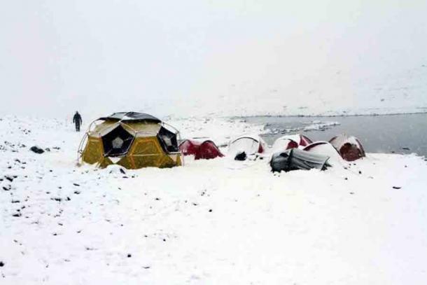 The weather in the high mountains can be challenging for archaeological fieldwork. Lendbreen basecamp in August 2013. (secretsoftheice.com)
