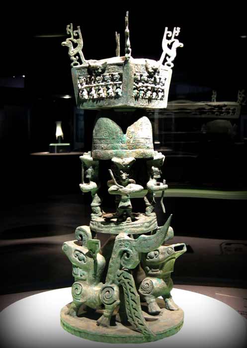 This bronze altar previously unearthed at the Sanxingdui Ruins site consists of 3 levels: the bottom level is a circular base bearing a pair of fabulous animals, on the second level are 4 standing human figures supporting hills on their heads. The top level is a four-sided structure adorned with human figures and human-headed birds. The 3 levels probably represent the vertical order of man, earth and heaven. (momo / CC BY 2.0)