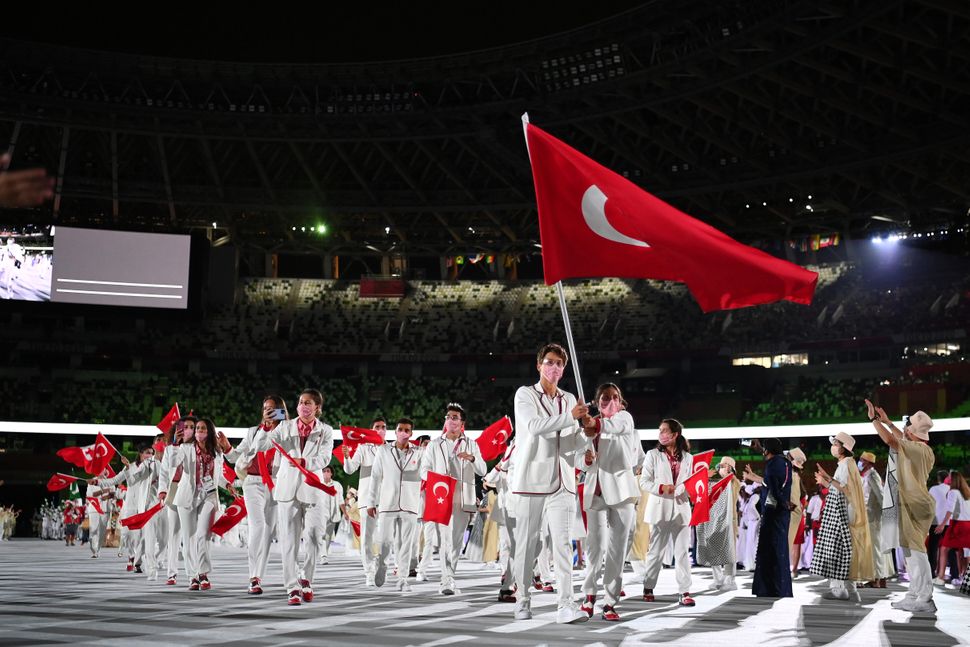 Team Turkey flag bearers Merve Tuncel and Berke Saka.&nbsp;