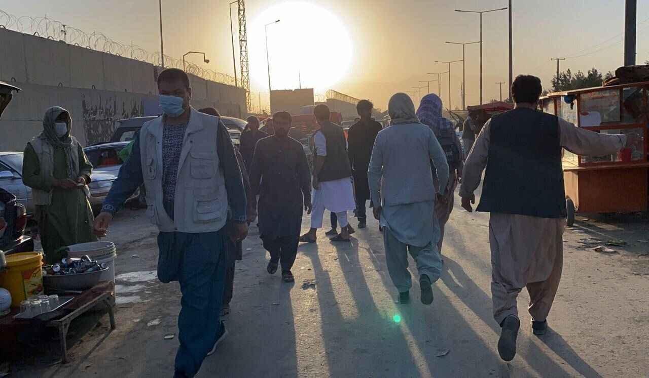 People who want to flee the country continue to wait around Hamid Karzai International Airport in Kabul, Afghanistan on Aug. 