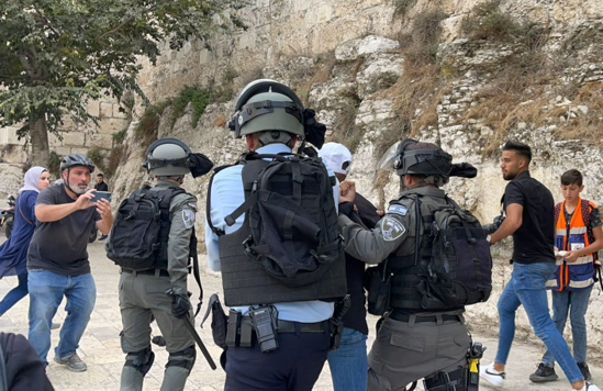 IOF arrest Palestinian in attacks on Palestinian civilians near al-Yousifiyah cemetery in Jerusalem