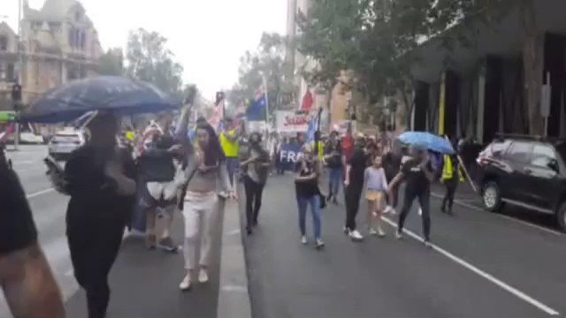 Australia: Thousands rally against vaccination of children VSuK7AbM1STy6DcO
