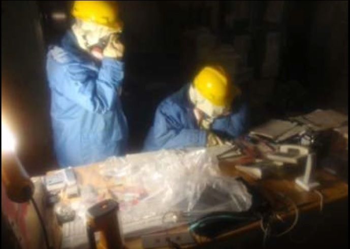 TEPCO employees recording data in the central control room of Fukushima Daiichi Nuclear Power Station Units 1 and 2 (provided by NISA).