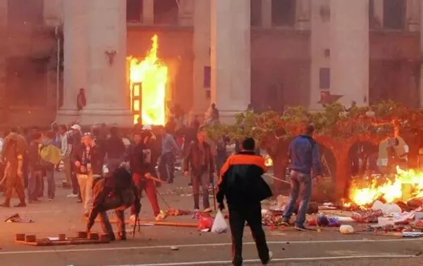 Shortly before the tragedy, members of radical pro-Maidan nationalist groups as well as “Ultras” football hooligans arrived in Odessa and staged a march “For the Unity of Ukraine”, which ended in clashes, with thugs setting fire to the tents set up by anti-Maidan protesters on Kulikovo Pole Square. Anti-Maidan activists tried to defend themselves by retreating to the Trade Unions House. The radicals blocked the exits of the building. A fire soon broke out. - Sputnik International
