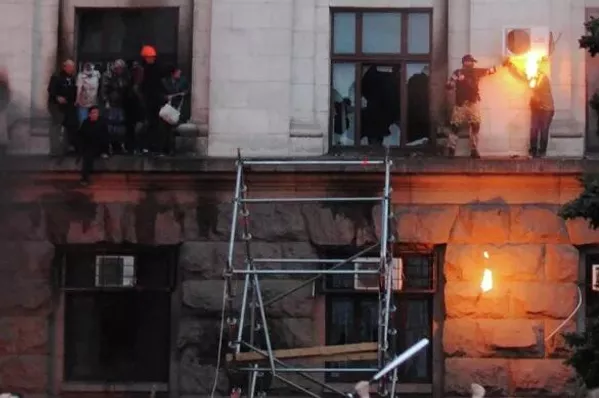 People tried to get out of the building, engulfed in flames, jumping out of windows to their deaths. Pro-Maidan activists finished off some of the wounded on the ground. - Sputnik International