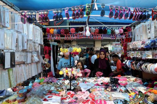 Gazan people do shopping in Gaza City, Gaza on May 1, 2022 [Ashraf Amra/Anadolu Agency]