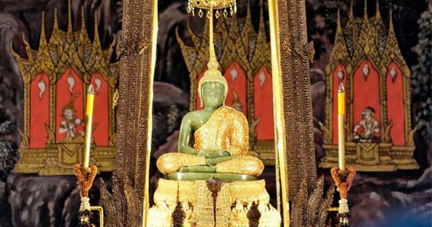 The historic Buddhist icon Emerald Buddha at Wat Phra Kaew temple. Source: JPSwimmer / CC BY-SA 3.0 