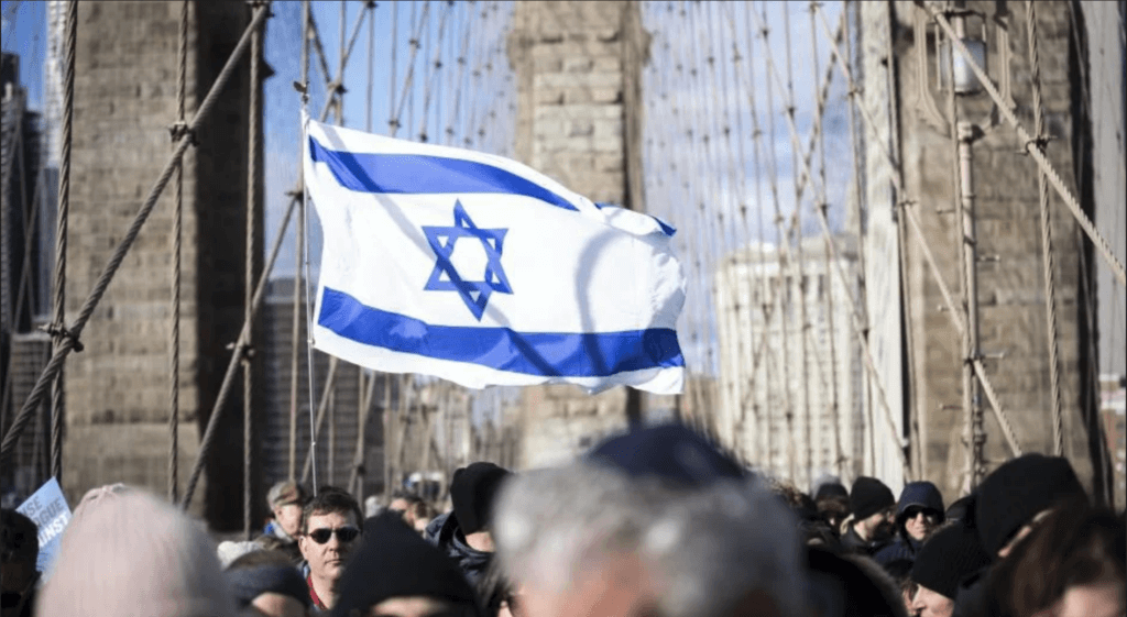 Marchers hold an Israeli flag as they walk across the Brooklyn Bridge to support the No Hate No Fear Solidarity March on January 01, 2020. (Photo: Ira L. Black / Getty Images)