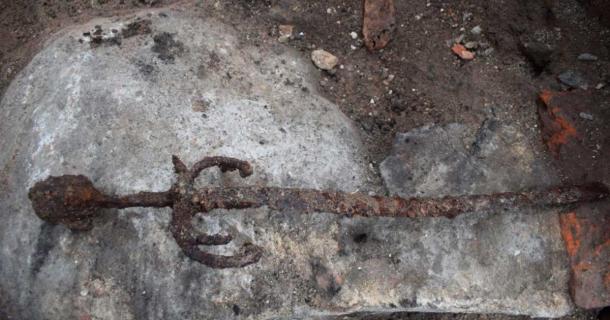 The Kalmar sword in situ where it was found. The tip is broken. Maybe in connection with battle? Source: Arkeologerna