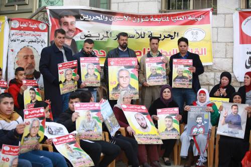People hold the photos of Palestinian prisoners kept in Israeli jails during a protest in support of them in front of the International Committee of the Red Cross (ICRC) in Ramallah, West Bank [Issam Rimawi - Anadolu Agency]