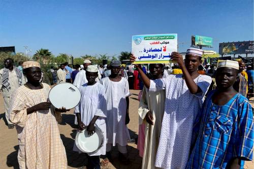Hundreds of members of the former ruling party, and members of other parties gather to protest against the framework agreement signed between the military and civilians and the foreign intervention in Khartoum, Sudan on December 18, 2022. [Omer Erdem - Anadolu Agency]