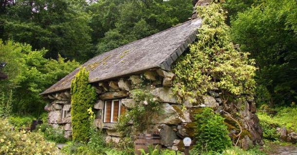 Tŷ Hyll (The Ugly House) near Betws-Y-Coed, inspired by the one night house tradition Source: Steve Daniels / CC BY SA 2.0