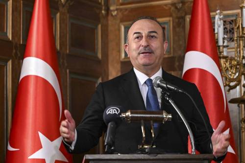Turkish Foreign Minister Mevlut Cavusoglu gather with Turkish citizens after his meeting with U.S Foreign Minister Antony Blinken. [Celal Güneş - Anadolu Agency]