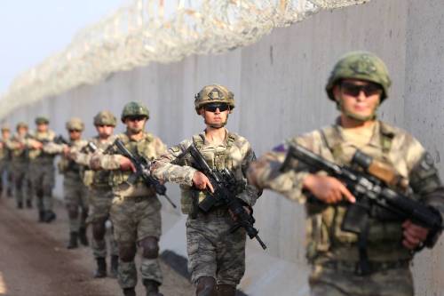 Turkish army members of 1st and 3rd Border Regiment Commands guard the border near Gaziantep, Turkiye. [Mehmet Akif Parlak - Anadolu Agency]