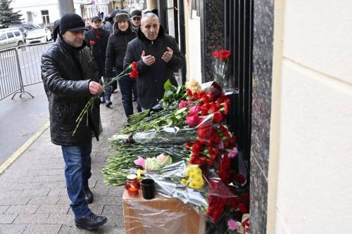 Turkish, Russian, Azerbaijani and Meskhetian Turk citizens lay flowers and pray in front of the Turkish Embassy in Moscow after strong earthquakes hit Southeastern Turkiye in Moscow, Russia on February 07, 2023 [Sefa Karacan/Anadolu Agency]