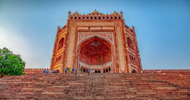 The Buland Darwaza, or High Gate, was built in 1602 as the main entrance to the Jama Masjid mosque at Fatehpur Sikri in India. Source: Shuklaankit90 / CC BY-SA 4.0
